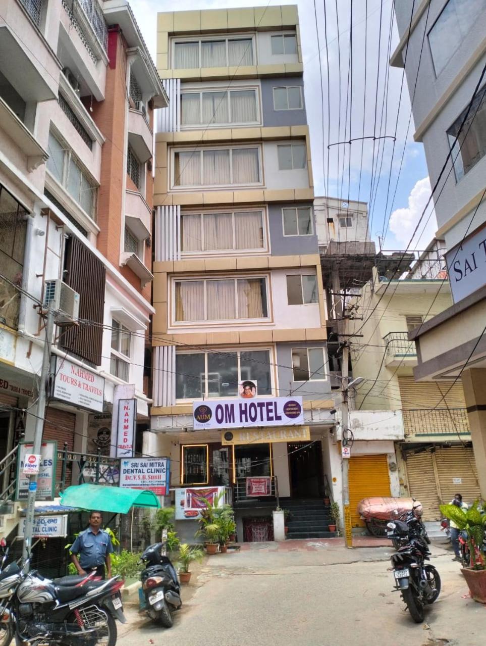 Aum Hotel 푸타파르티 외부 사진